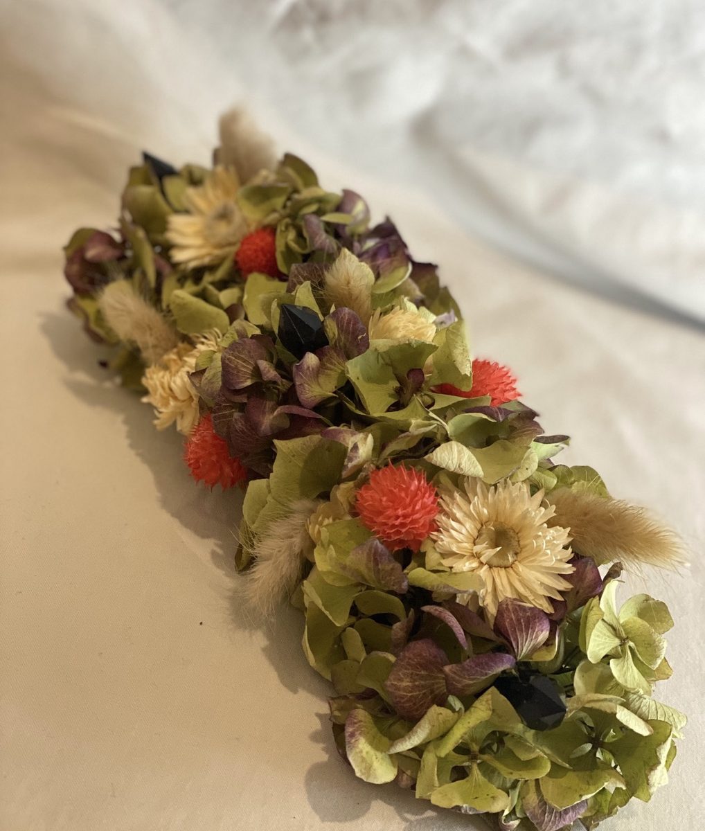 Création en fleurs séchées, hortensias et fleurs de paille